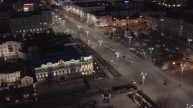 Ekaterinburg, Rusya - 23 Mart 2020: Sevastyanov ve İşçi Meydanı. Şehrin merkez caddesi, Prospet Lenin. Baharın başında gece şehri. Video kaydı. UltraHD (4K)