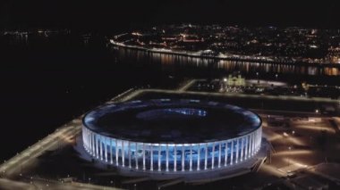 Nizhny Novgorod, Rusya. Nizhny Novgorod Stadyumu. Geceleri hava manzarası. 4K