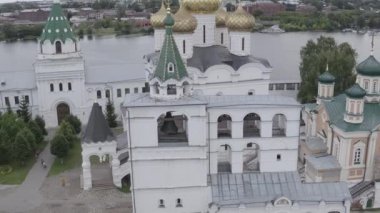 Rusya, Kostroma. Çan kulesi. Kostroma 'daki kutsal Trinity Ipatievsky Manastırı. 4K