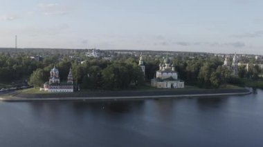 Uglich, Rusya. Havadan iğrenç bir şehir. Volga Nehri. Sabah erkenden. 4K
