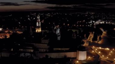 Sergiev Posad, Rusya. Trinity-Sergius Lavra, Rus Ortodoks Kilisesi 'nin en büyük erkek manastırıdır. Sergiev Posad şehrinin merkezinde yer almaktadır. Geceleyin. 4K