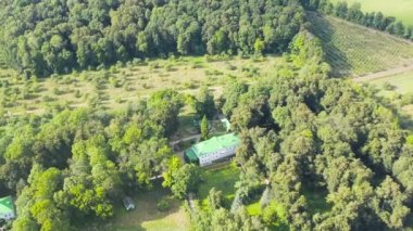 Yasnaya Polyana, Rusya. Lev Nikolaevich Tolstoy Yasnaya Polyana 'da doğdu ve hayatının çoğunu orada geçirdi. 4K