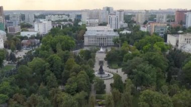 Krasnodar, Rusya. Yekaterinensky Meydanı 'ndaki İmparatoriçe II. Catherine Anıtı. Binanın İngilizce 'ye çevrilen metni Yasama Meclisi' dir. Hava görüntüsü. 4K
