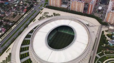 Krasnodar, Rusya. Krasnodar - Krasnodar şehrindeki isimsiz kulübün futbol stadyumu. Halk Parkı Krasnodar (Galitsky Parkı). Yaz havası manzarası. 4K
