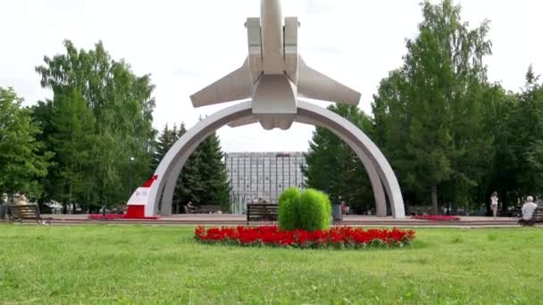 Perm，俄罗斯。米格-31战斗机拦截纪念碑。米格起飞了Komsomolsky的前景... 4K — 图库视频影像