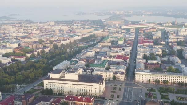 Kazan, Rusya. Sabahın erken saatlerinde Kazan şehir merkezinin hava görüntüsü. Kremlin, Kara Göl Şehri. 4K — Stok video