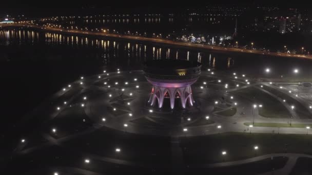Kazan, Rússia. Vista aérea do Centro Familiar Kazan (Palácio do Casamento) e do Kremlin. Boa noite. 4K — Vídeo de Stock