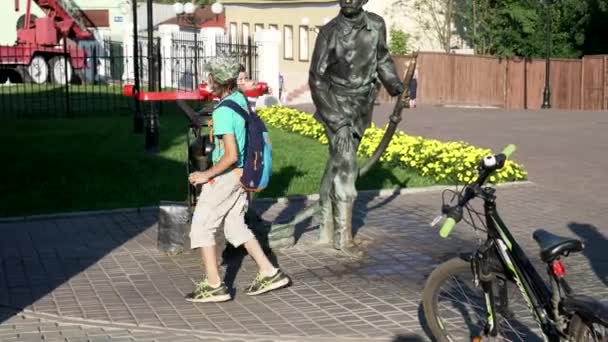 Росія, Володимир. Interactive Monument Firefighter Діти грають з вогняним насосом. 4K — стокове відео