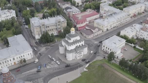 Росія, Володимир. Переліт через місто. Однією з головних пам'яток міста є Золоті ворота. 4K — стокове відео