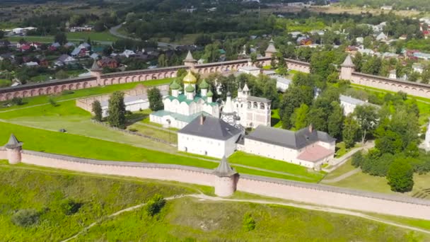 Suzdal, Ryssland. Flyg. S:t Euthymius Frälsarkloster är ett kloster i Suzdal som grundades 1352. 4K — Stockvideo