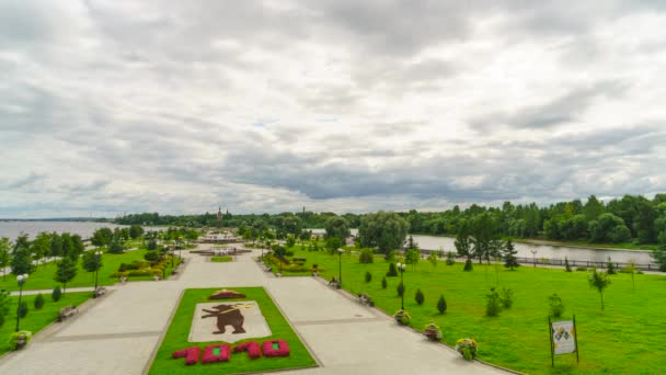 俄罗斯Yaroslavl 。Strelka公园和伏尔加河多云的天气。潘宁。4K — 图库视频影像