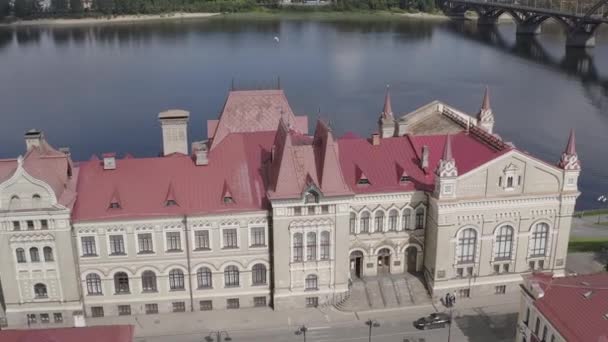 Rybinsk, Rusia. La construcción del antiguo intercambio de granos y el terraplén del río Volga. 4K — Vídeo de stock