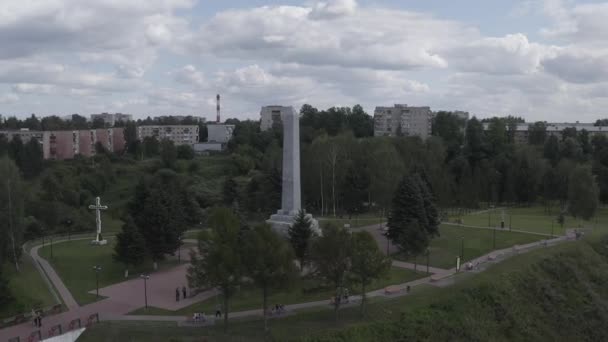Rzjevitsj, Rusland. Obelisk aan de bevrijders van Rzhev. 4K — Stockvideo