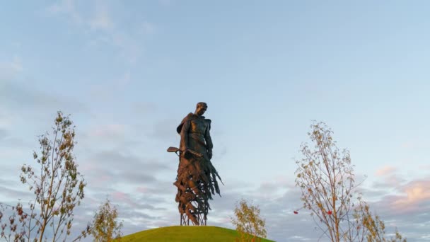 Rzhev, Rosja. Pomnik rządowy radziecki żołnierz. Przejście od zachodu do nocy. Zapala się oświetlenie pomnika. 4K — Wideo stockowe
