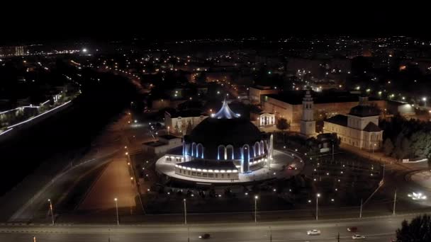 Tula, Ryssland. Flygfoto över staden på natten. Tula statliga vapenmuseum. 4K — Stockvideo