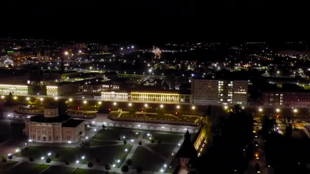 Τούλα, Ρωσία. Αεροφωτογραφία της πόλης τη νύχτα. Ποταμός, εργοστάσια και πυροτεχνήματα. 4K — Αρχείο Βίντεο
