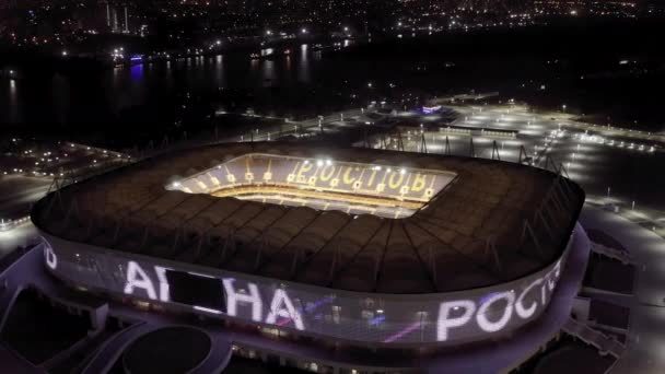 Rostow am Don, Russland. Rostow Arena oder Rostow-Arena - ein Fußballstadion in Rostow am Don, das 2018 als Austragungsort von WM-Spielen errichtet wurde. Nachts. 4K — Stockvideo