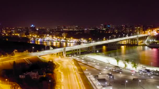 Rostov-on-Don, Rusland. Nachtzicht op Voroshilovsky Bridge over de Don River. 4K — Stockvideo