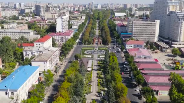 Krasnodar, Ryssland, Alexandrovsky Boulevard Park. Monument över den heliga stora martyren Catherine med en fontän. Triumfbåge. Flygfoto. 4K — Stockvideo