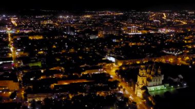 Astrakhan, Rusya. Astrakhan Kremlin 'in çan kulesi. Astrakhan Kremlin 16. yüzyılda yapılmış beyaz taş bir kaledir. İyi geceler. 4K
