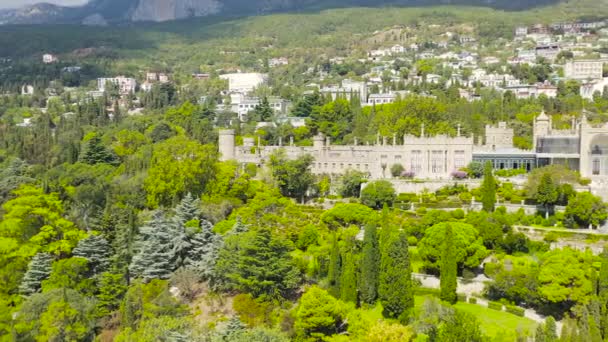 Alupka, Crimea. Palazzo Vorontsov. Palazzo gotico del XIX secolo con sale ben conservate e un pittoresco parco di 40 ettari. Il palazzo fu costruito dal 1828 al 1848. 4K — Video Stock