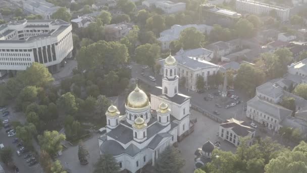 Simferopol, de Krim. Alexander Nevsky kathedraal. Stadscentrum panorama bij zonsondergang. 4K — Stockvideo