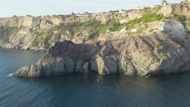 La Crimée. Grotte de Diane - point de repère, situé dans l'un des éperons de Fiolent - Cap Lermontov. 4K — Video