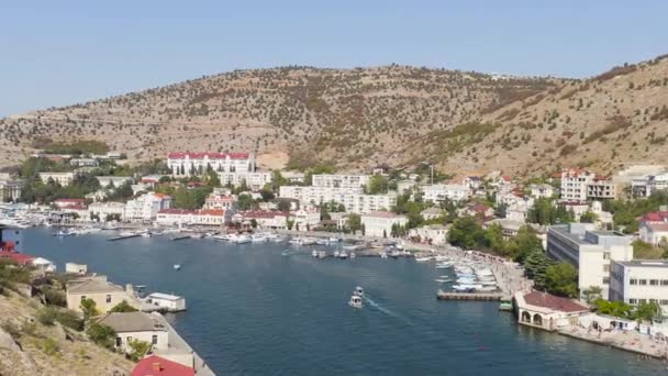 Sebastopol, Crimea. Bahía Balaklava con yates y embarcaciones de recreo. 4K — Vídeos de Stock