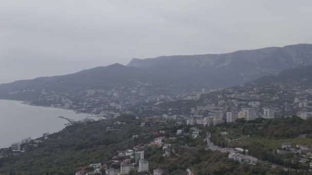 Jalta, Krim. Panorama över staden i soligt väder. Embankment och hamn. 4K — Stockvideo
