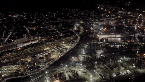 Noworosiysk, Rosja. Port Noworosiysk w nocy. Nocne światła miasta. Zatoka Tsemesskaya na Morzu Czarnym. 4K — Wideo stockowe