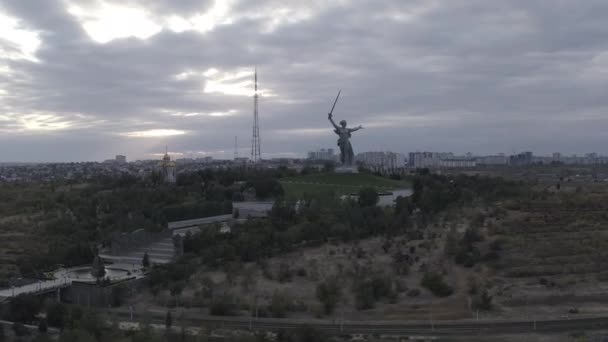 Volgograd, Rusland. Avondzicht op het beeldhouwwerk Motherland Calls! op de Mamaev Kurgan in Volgograd. Bewolkt weer. 4K — Stockvideo