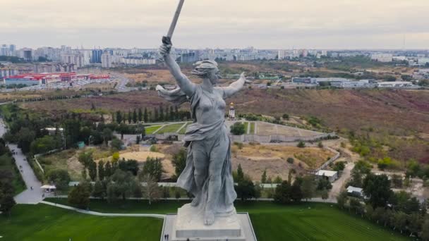 Volgograd, Ryssland. Kvällsutsikt över skulpturen Motherland Calls! på Mamaev Kurgan i Volgograd. Molnigt väder. 4K — Stockvideo