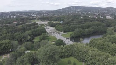 Oslo, Norveç. Vigeland Heykel Parkı Vigeland Sparken adı altında heykel bulvarı olan kurbağacı halk parkı. 4K