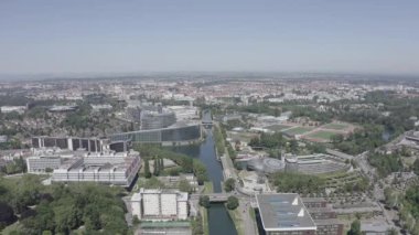 Strasbourg, Fransa. Orangerie Parkı. Binaların kompleksi Avrupa Parlamentosu, Avrupa İnsan Hakları Mahkemesi ve Avrupa Sarayı 'dır. 4K