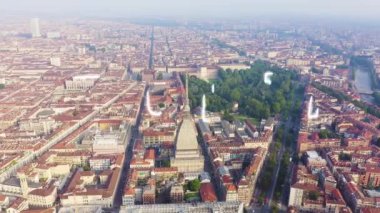 Torino, İtalya. Şehrin üzerinde uçuş. Köstebek Antonelliana. 121 metre yüksekliğinde kubbesi ve kubbesi olan bir 19. yüzyıl binası. 4K