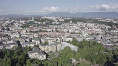 Cenevre, İsviçre. Şehrin merkez kısmının üzerinde uçuş. Plen de Plenpale Meydanı. 4K