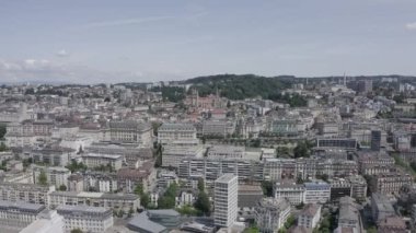 Lozan, İsviçre. Şehrin merkez kısmının üzerinde uçuş. La Cite bir ilçe tarihi merkezidir. 4K