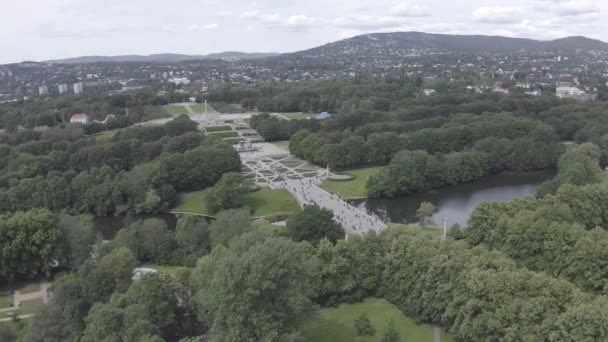 Oslo, Norvégia. Frogner Nyilvános Park a szobrok sugárútján általános néven - Vigeland Szoborpark - Vigelandsparken. 4K — Stock videók