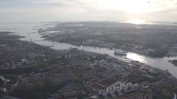 Gothenburg, Swedia. Kapal feri StenaLine melewati sepanjang sungai. Panorama kota dan sungai Goeta Elv. 4K — Stok Video