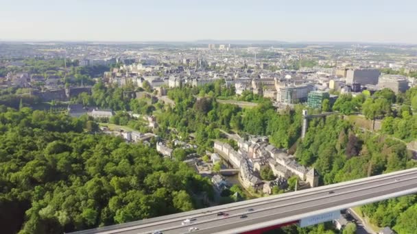 Luxemburg, historisches Stadtzentrum am Morgen. Pont Rouge. 4K — Stockvideo