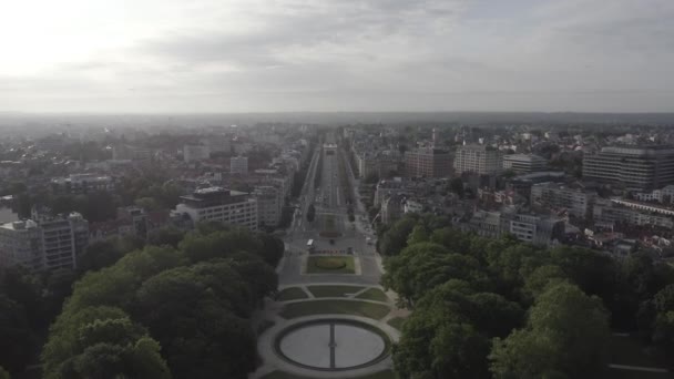 Bruksela, Belgia. Park Pięćdziesiątej Rocznicy. Park Senkantoner. Łuk Triumfalny w Brukseli (Brama brukselska). 4K — Wideo stockowe