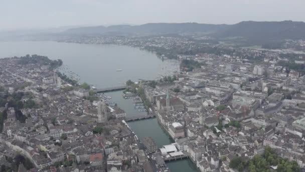 Zurich, Suiza. Panorama de la ciudad desde el aire. Vista del lago Zurich. Limmat River Expiry Site. 4K — Vídeo de stock