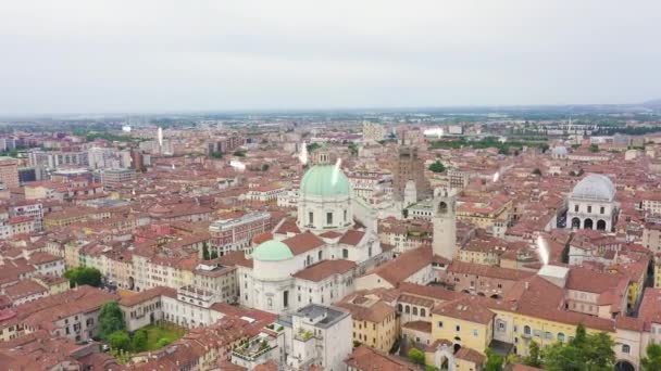 Brescia, Italien. Katedralen Santa Maria Assunta. Flyg över staden i molnigt väder. 4K — Stockvideo