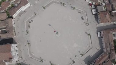 Palmanova, Udine, İtalya. Döneminin örnek niteliğinde bir takviye projesi 1593 yılında başlatıldı. 4K