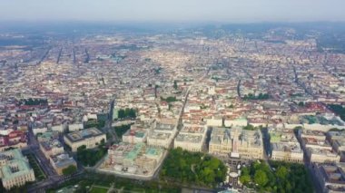 Viyana, Avusturya. Viyana 'nın tarihi şehir merkezinde uçuş. Parklar ve saraylar. 4K