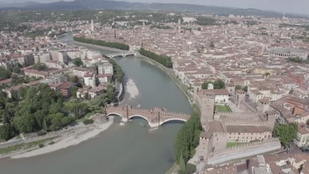 Verona, Itália. Voando sobre o centro histórico da cidade. Ponte Scaliger. Castelvecchio Castello Scaligero, verão. 4K — Vídeo de Stock