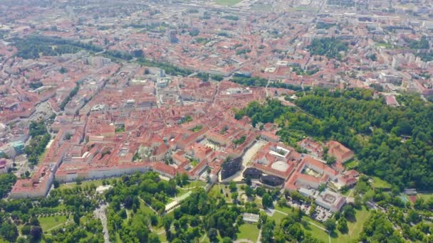 Graz, Rakousko. Historický výhled do centra města. Mount Schlossberg (Castle Hill). 4K — Stock video