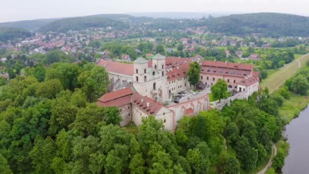 Krakow, Polonya. Vistula Nehri kıyısındaki Benedictine Abbey (Tynets). Benedikt manastırı 1044 yılında kuruldu. 4K — Stok video