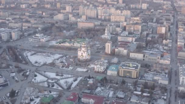 Jekaterinburg, Russland. Innenstadt. Eine der Hauptattraktionen - Kathedrale auf dem Blut. Vorfrühling. Sonnenuntergang. 4K — Stockvideo