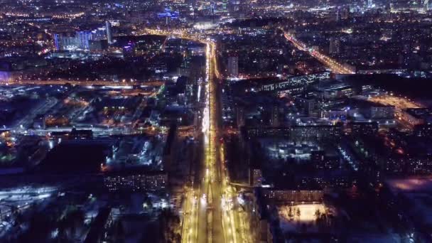 Ekaterinburg, Rusland. Vliegen over een verlichte straat. Het stadscentrum is zichtbaar in de verte. 4K — Stockvideo